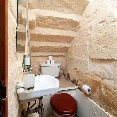 Lapsi - Traditional Maltese Style Near The Promenade San Ġiljan